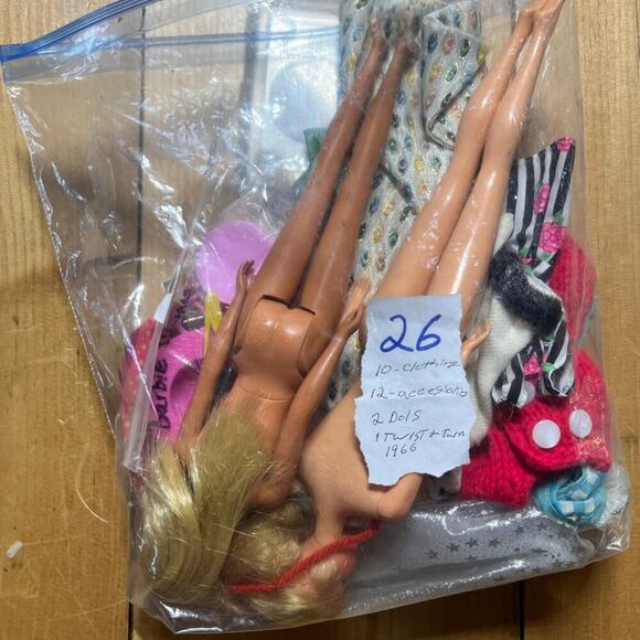 Lot of 24 Vintage Barbie Dolls + Clothes & accessories. 1966 Twist n Turn Doll - Picture 13 of 13